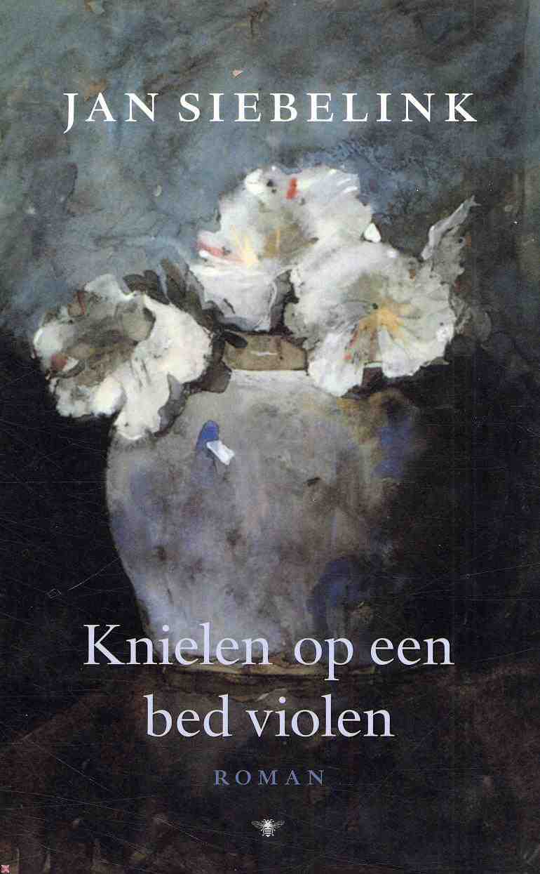Knielen op een bed violen